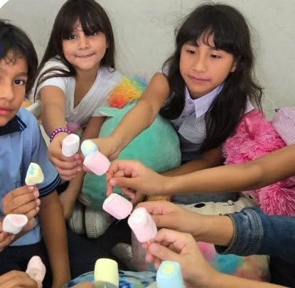 Alumnos compartiendo una actividad en clase