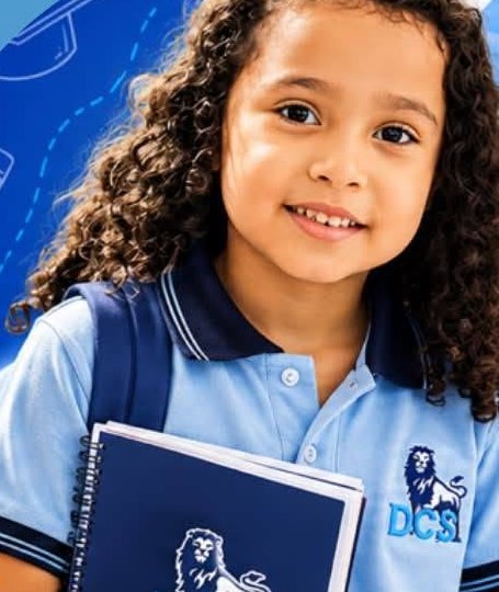 Alumna de preescolar con el uniforme y sus cuadernos DCS
