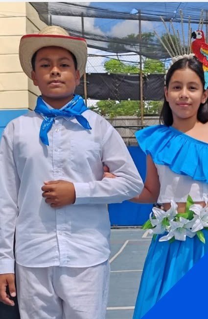 Alumnos con traje típico hondureño en la Feria Catracha