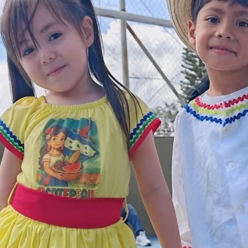 Alumnos de preescolar con traje típico en la Feria Catracha